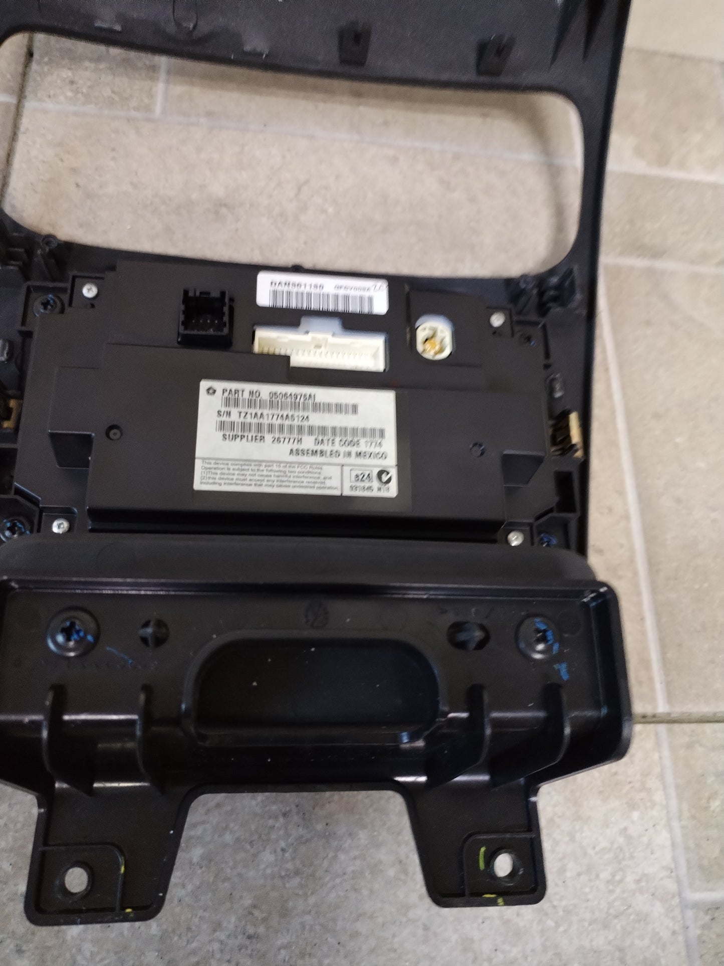 Autoestereo con Moldura Dodge Journey 2014 – Pieza Original Descontinuada