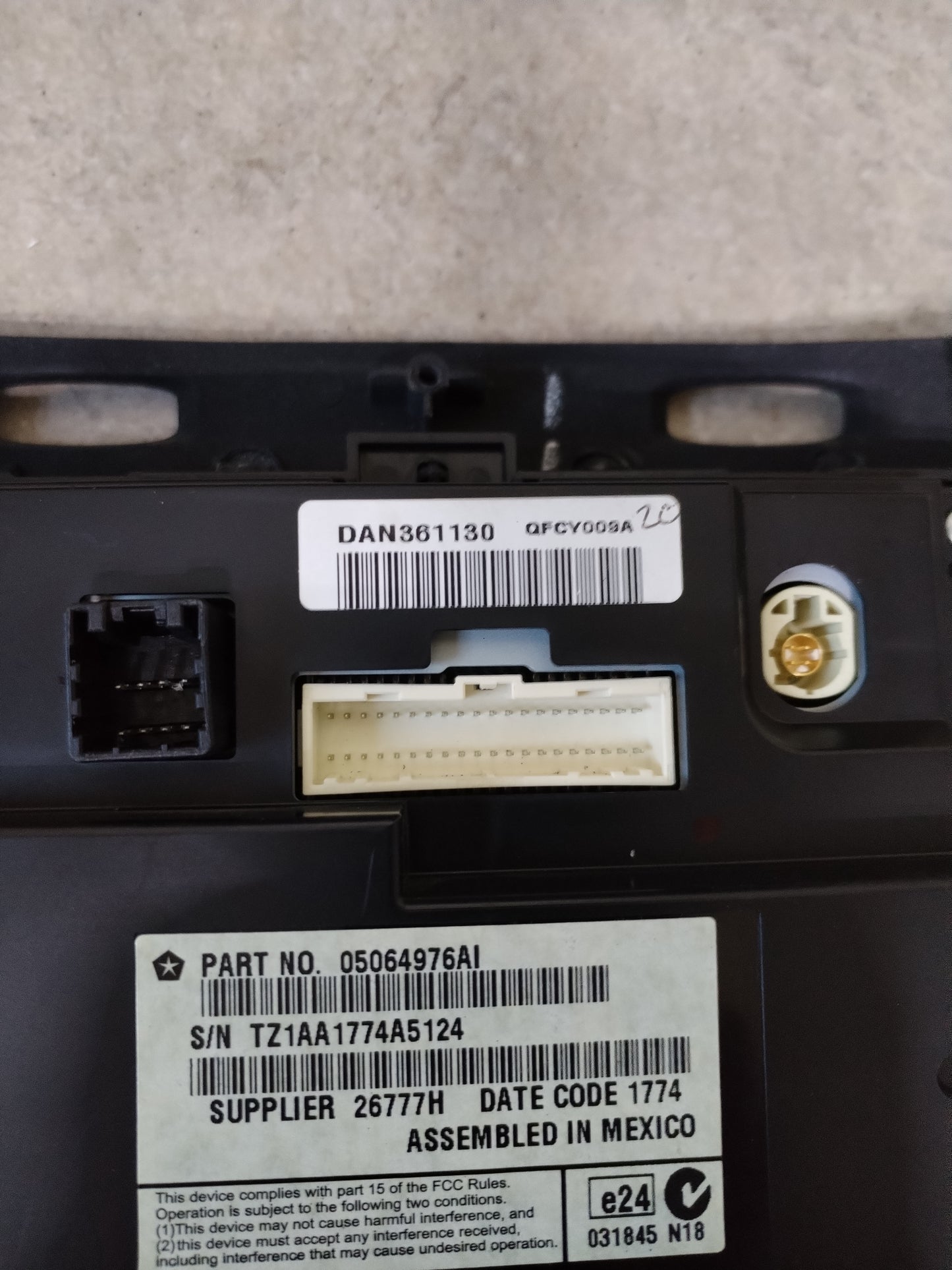 Autoestereo con Moldura Dodge Journey 2014 – Pieza Original Descontinuada